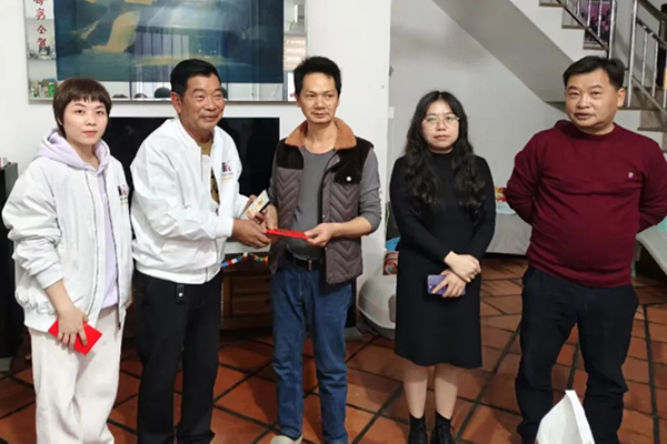 云霄縣云陵工業(yè)開(kāi)發(fā)區領(lǐng)導、上坑村村委會(huì )領(lǐng)導與振牌集團領(lǐng)導一行慰問(wèn)困難群眾